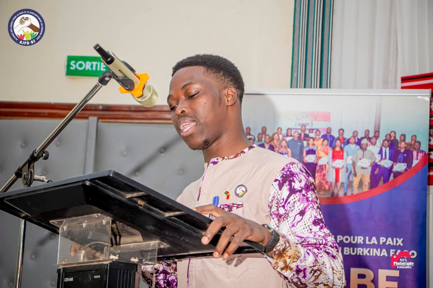 𝐑𝐞𝐭𝐨𝐮𝐫 𝐞𝐧 𝐢𝐦𝐚𝐠𝐞𝐬 𝐬𝐮𝐫 𝐥𝐚 𝐜𝐨𝐧𝐟𝐞́𝐫𝐞𝐧𝐜𝐞 𝐩𝐮𝐛𝐥𝐢𝐪𝐮𝐞 𝐬𝐮𝐫 𝐥𝐞𝐬 𝐨𝐩𝐩𝐨𝐫𝐭𝐮𝐧𝐢𝐭𝐞́𝐬 𝐝𝐞 𝐛𝐨𝐮𝐫𝐬𝐞𝐬 𝐝𝐮 𝐠𝐨𝐮𝐯𝐞𝐫𝐧𝐞𝐦𝐞𝐧𝐭 𝐜𝐡𝐢𝐧𝐨𝐢𝐬